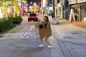 Gangnam ‘Box Girl’ sparks online debate over obscenity for sexual street stunt