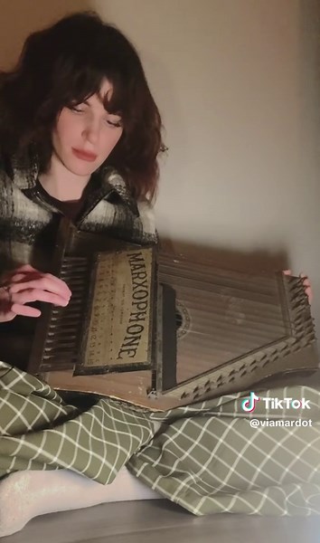 Beautiful Vintage Marxophone for Sale: Unique Instrument