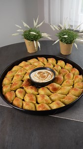 Heute haben wir Conchiglie-Mantı mit Kartoffeln, Karotten und Hackfleisch im Ofen zubereitet, wo man nicht genug von bekommen kann 😋 Dazu eine Soße aus Tahin, Joghurt und Knoblauch, die perfekt dazu passt. Definitiv eine Kombination, die man unbedingt probieren sollte 🔥 Today we made Conchiglie-Mantı with potatoes, carrots and minced meat in the oven, of which one can not get enough 😋 We also made a tahini, yogurt and garlic sauce that goes perfectly with it. Definitely a combination you need