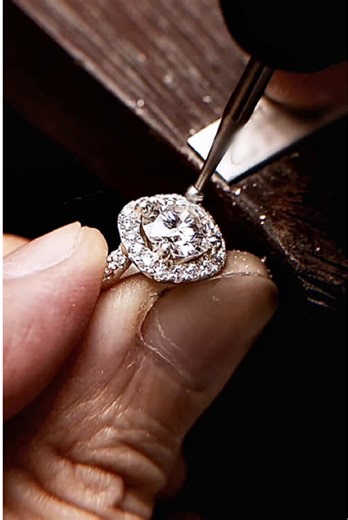 Congratulations Zhiyuan & Jingyi: Cellular structures under the microscope became your love’s unique code. For the “Yes!” For countless shared nights of observation. For life’s tiniest beauties. Featuring molecular structure design, this ring connects diamonds with platinum lines, like the perfect combination you discovered in science. #handmadejewelry #handmadering #weddingring #diamondring #engagementring #craftsmanship #handcraftedjewelry #jewerly #jewelryartist #jewellerylover #jewelrymaking