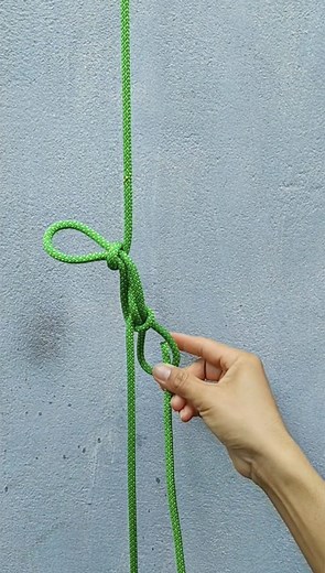 One of the most trucker's hitches you need to know. #trucker'shitch #constrictorhitch #munterhitch #knottying #basicknots #bowlineknot #techniques #knots #nudos #hitch #knot | Millie