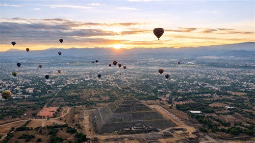Sunrise over the Teotihuacán pyramids in Mexico