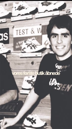 @loberen on Instagram: "LØBEREN 30 ÅR 🇩🇰🇩🇰🇩🇰 For 30 år siden slog vi dørene op i Løberen Lyngby. En simpel butik, der startede, fordi et par unge drenge synes, det kunne være fedt at hjælpe andre med at finde samme glæde i løb, som de selv gjorde. I dag, 30 år senere, er Løberen en anelse større. Det er arbejdsplads for 130 mennesker, som alle er her, fordi de en eller anden form godt kan lide at tale om løb, følge med i sporten og synes, at det sjovt at nørde udstyr – og ikke mindst, ford