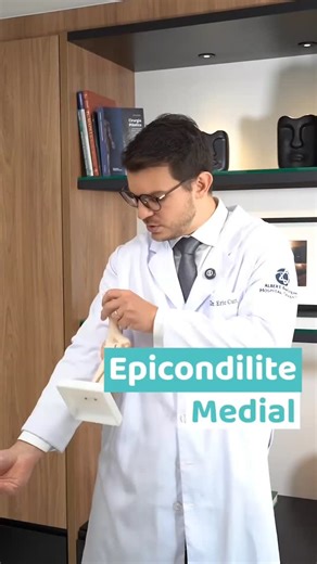 Curi Ortopedia on Instagram: "A epicondilite medial, conhecida como cotovelo do golfista, é uma condição menos comum que a epicondilite lateral. Caracteriza-se por dor na face interna do cotovelo, na região do epicôndilo medial, onde se originam os tendões dos músculos responsáveis pela flexão do punho e pronação do antebraço. Próximo a essa área passa o nervo ulnar, frequentemente associado à sensibilidade local. O tratamento inicial é conservador, com repouso e controle da inflamação. A maiori