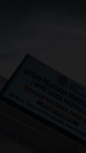 Kenapa harus gotong royong? “karena pada dasarnya manusia adalah makhluk sosial yang tidak bisa hidup sendiri dan selalu membutuhkan bantuan orang lain serta mempererat silaturahmi melalui interaksi saat bekerja bakti ” Demikian kegiatan SPPG Leuge Peureulak kota hari ini🤗#sppg #mbgcore #mbglovers❤️