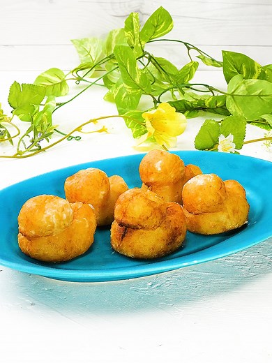 【子どもが狂喜乱舞するポテト♡】カワイイがすぎる！簡単じゃがいもレシピ / Potato Duck #tiktokレシピ #簡単レシピ #tiktokfood #japanesefood #tastyjapan 2人分 材料： じゃがいも 300g 【A】粉チーズ 大さじ2 【A】片栗粉 大さじ1 【A】牛乳 大さじ1 【A】塩 小さじ1/3 【A】コショウ 適量 サラダ油（揚げ用） 適量 作り方： ① じゃがいもの皮をむき、一口大に切る。 ② 耐熱容器に①を入れラップをかけて、600Wの電子レンジでやわらかくなるまで6分ほど加熱する。 ③ ②を熱いうちにポテトマッシャー等でつぶし、【A】を加えてよく混ぜ、好みの形に成型する。 ④ 揚げ物用の鍋に揚げ油を注ぎ、170度に熱する。②を入れこんがりと揚げたら、完成！ === Potato Duck Servings: 2 INGREDIENTS 300g potatoes A 2 tablespoons grated cheese 1 tablespoon potato starch 1 tablespoon milk 1/3 teaspo