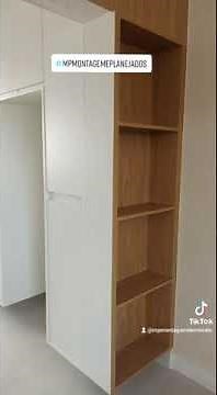 PAREDE REVESTIDA COM MDF FREIJO DUAL SINCRO GUARARAPES , COZINHA BRANCA TX E GABINETE DE BANHEIRO.