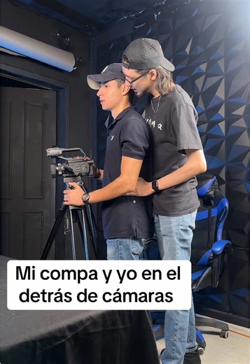 🔥🫦 Etiqueta a tu compa el más íntimo, con el que compartes cámara, encuadres y planos 😏 con el que las grabaciones se vuelven 🔥 sencillas #filmmaker #filmmakerlife #esdecompas #compa #bestfriend #work #worklife #humor #comedia #audiovisuales #filmación #bts