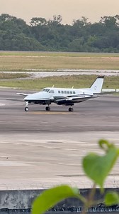Pouso com prioridade: Beechcraft 99 Airliner “PT-FSC” durante a chegada de Parintins com enfermo a bordo. A tripulação solicitou prioridade para pouso na pista 29 (mais rápido) sendo prontamente atendida pelo controle de voo. #aviacaoamazonia #aviation #plane #aeromedico #brasil | Aviação Amazônia