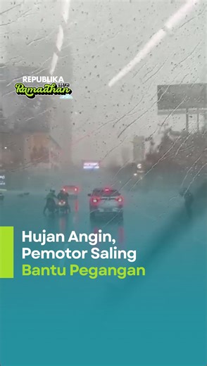 Ada momen yang menarik perhatian warganet ketika terjadi cuaca ekstrem hujan deras disertai angin kencang melanda Surabaya, Jawa Timur, pada Senin 2 Maret 2026 lalu. Ketika hujan angin melanda, seorang pengendara mobil merekam perjuangan dua pengendara motor yang bertahan melawan angin. Keduanya saling bantu dengan berpegangan. Berdasarkan data BPBD Kota Surabaya, cuaca ekstrem di Surabaya kemarin setidaknya mengakibatkan 57 pohon tumbang, empat bangunan rusak, dan satu orang korban jiwa. Produs
