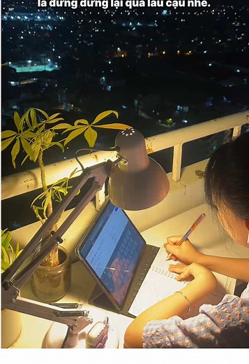 [Day 9/180: 0-6.5 ielts] Tự dưng tối nay lại nổi hứng muốn đổi góc học bài, ra ban công ngồi học. Không ngờ nó chill phếch nhỡ. Mình có nên đổi ra đây học luôn không nhở 🫣 #fyp #studywithme #studytok #studymotivation #english #ielts #HậuHọcHỏi #learnenglish