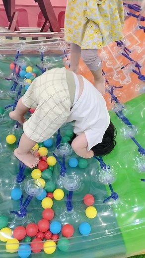 都内でここだけ‼️ 室内遊び場にトーマスがいっぱい ボールプールや芝の滑り台、クッション遊具、回転遊具で体を動かしたり、木製レール、知育おもちゃ、パズルで遊べるよ 入場無料エリアにトーマスのミニSLがあって1回300円で誰でも乗れる ここは 📍トーマスステーション 東京都豊島区東池袋三丁目1-3 サンシャインシティ専門店街アルパ 地下1階 東池袋駅から徒歩3分 10:00~20:00（最終受付 19:00） 年中無休 【わくわくひろば利用料金】 最初の30分 平日：子供 700円 大人700円 土日祝：子供800円 大人700円 10分毎延長子供230円 大人不要 ベビーカー置き場・無料ロッカー有 駐車場 サンシャインシティ内に有 ＼行きたい／と思ったら「保存」してね✨ #トーマスステーション#機関車トーマス#室内遊び場#プレイグラウンド#池袋遊び場#トーマスステーション池袋