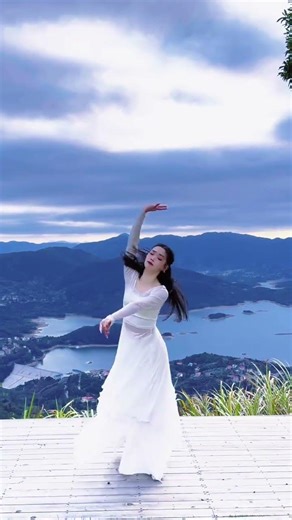 Embrace the Rhythm: Unique Human Resonance Dance Performance