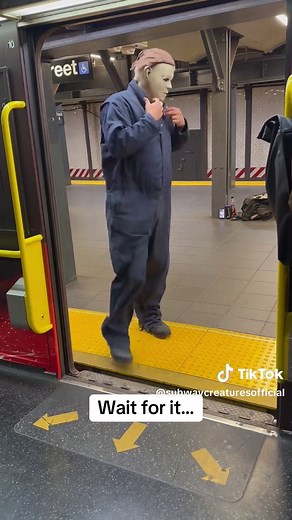 It’s time for the percolator 🕺 #subwaycreatures #subway #iloveny #michaelmyersoftiktok #nyc