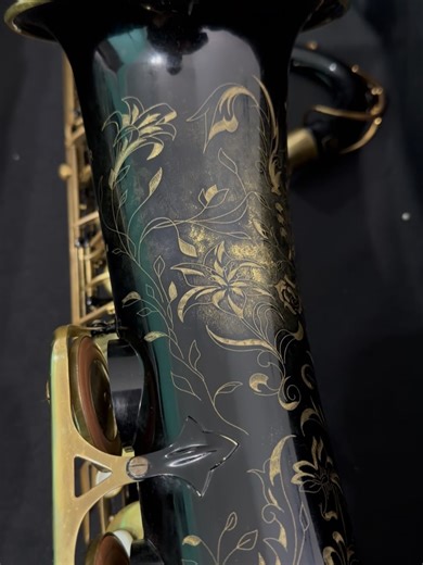 🎷MegaMusic 🇧🇷 on Instagram: "🔥Sax Selmer Tenor🔥 Dispensa apresentações, Trata-se de um belíssimo exemplar edição especial, Super Action 80 Série II, Black Gold, Jubilee Séries. Sax raro encontrar neste estado de conservação e valor! Comemoração de aniversário de 125 anos da Selmer, Trata-se do modelo Jubilee, com belíssimo acabamento comemorativo Black Piano aplicado a esta linha. Sax de 2010, serial 738.XXX. O Jubilee foi uma forma que a Selmer Paris celebrou sua herança e longevidade, ofe