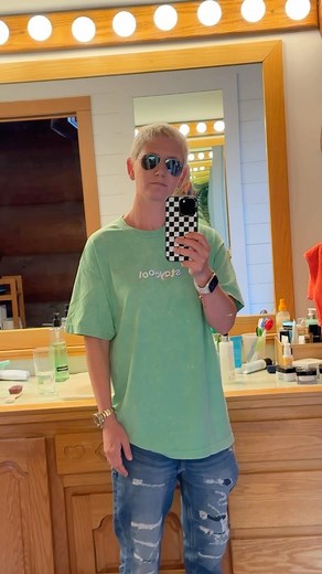 ELÁN on Instagram: "Contesta ☎️ ¡YA ES VIERNES! 🤩🤝😁❤️"