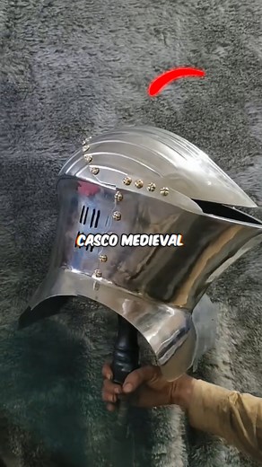 ¿Qué Tanto Costaba Este Yelmo De Justas Medieval? | Crónicas El yelmo Stechhelm era el símbolo definitivo del estatus en la Europa medieval. Su fabricación requería maestros armeros especializados y técnicas secretas transmitidas por generaciones. Cada pieza era única, moldeada específicamente para el rostro del caballero. Los nobles gastaban fortunas equivalentes a propiedades enteras para conseguir uno. Su construcción podía tomar meses, utilizando acero de la mejor calidad. Además del costo m