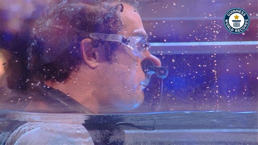 A tentativa recorde de Homar Leuci de fazer mergulho livre enquanto anda de bicicleta