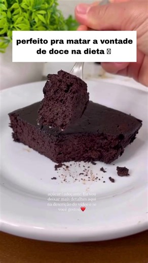 3 ingredientes e zero complicação 😍 Sem açúcar, simples e perfeito pra matar a vontade de doce na dieta 💚 Ingredientes: * 2 maçãs (≈ 300g) * 2 ovos * 70g de cacau 100% Obs: se quiser mais doce, pode acrescentar pedacinhos de chocolate, uvas-passas, tâmaras ou até whey (se puder consumir leite). Modo de preparo: Bata tudo no liquidificador até formar uma massinha homogênea. Coloque em uma forma untada e forrada com papel manteiga (facilita na hora de desenformar). Leve ao forno pré-aquecido a 1
