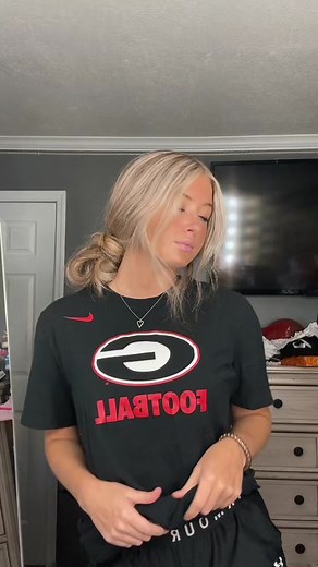 green/hazel… all depends on what kind of lighting lol #fypシ #dontletthisflop #country #countrygirl #countrymusic #rileygreen #godawgs #greeneyes #hazeleyes