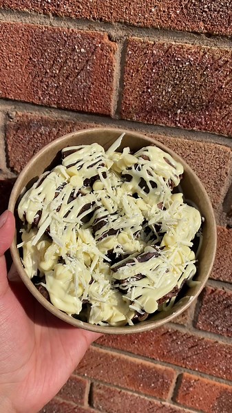 Our Loaded Brownie Box is to diee for😍🤌🏽 #fyp#foryou#brownies#ramadan#ramadantreats#iftar#postalbrownies