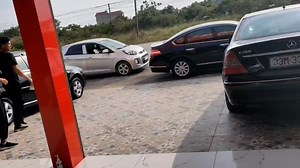 1.2M views · 9.6K reactions | Xe này đời cao còn zin mới cực đẹp mà giá rẻ bất ngờ 2013 giá chưa tới 200 ...... các bác xem video cụ thể ạ .....tiện thể e quay luôn video mẫu xe khách chốt | Mua bán ô tô cũ giá rẻ Sy Minh | Facebook