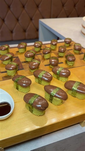 ドバイチョコもち寿司🍫🍣 ◆ドバイチョコもち寿司 (¥500) 今流行りのドバイチョコもちをお寿司に変身！ ザクザクのカダイフをシャリに見立て、ドバイチョコもちをお寿司のネタにした斬新なアイデア 醤油の代わりにチョコ、わさびの代わりにピスタチオソースが付いている 見た目だけじゃなくしっかり味も美味しいのでぜひ食べてみて！ ≪店舗詳細≫ 【店舗名】新大久保ブデチゲ 駅前店 【住所】東京都新宿区百人町2-2-7 SeoulTown 2F 【営業時間】11:00〜23:00 【定休日】なし 【予算】¥1,000〜¥2,000 #東京グルメ #新大久保グルメ #ドバイチョコもち #ドバイチョコもち寿司 ==================================== Dubai Chocolate Mochi Sushi 🍣 ◆ Dubai Chocolate Mochi Sushi (¥500) The trending Dubai chocolate mochi has transformed into sushi! Crunchy kataifi is used as th