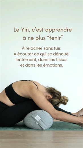 Daphné * yoga * sophrologie 💫 on Instagram: "Le Yin yoga, ce n’est pas doux. Pas toujours. Ce n’est pas lent pour faire joli. Ce n’est pas simple. Le Yin yoga, c'est tout ce qu’on évite. Tout ce qu’on repousse. Et qui revient nous chercher quand on s’arrête. Le Yin yoga, c’est la crispation dans la mâchoire. La boule dans la gorge. Le genou qui résiste. Le cœur qui serre. C’est ça, qu’on accueille. Sans lutter. Sans fuir. Et parfois, on pleure. On rit. On soupire. On respire, pour la première