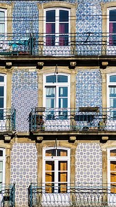 Heads up! Porto’s facades are truly masterpieces. 😍 Look up to find intricate designs, stunning tilework, and architectural history at every corner. It’s details like these that make the North of Portugal feel like a living gallery of culture and history. 🩵 Which one catches your eye? ▪ Olhos para cima! As fachadas do Porto são verdadeiras obras de arte. 😍 Descobre designs únicos, azulejos deslumbrantes e uma arquitetura repleta de história em cada esquina. São estes detalhes que fazem do Por