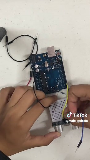 Proyecto elaborado con arduino: Bebedero Automático El proyecto funciona cuando el sensor ultrasónico detecta un objeto a 5cm o menos, el arduino enciende la bomba de agua que esta conectada a un transistor #electronica #robotics #arduinoprojectslab #arduinouno #arduinomaker #programming #aprendeentiktok #tecnología #arduino #circuits #tecnologia #sensor #ultrasonic #bebedero #automatic #automatizacion #agua #arduinoide