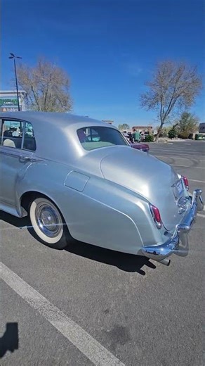 Rolls Silver cloud. You HAVE to see what's inside lol #automobile #classic #rollsroyce #autolegends