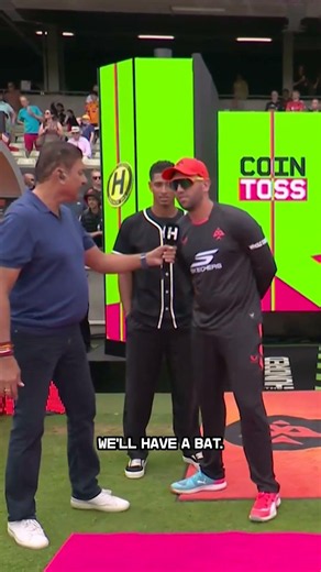 Jude Bellingham hosts the coin toss at Edgbaston 🪙