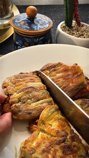 Татьяна Л| Правильное Питание | Рецепты | Здоровье on Instagram: "🍆 «Золотой тост» — баклажановый хруст на горячей волне 🍞🔥 📌 Готовый способ удивить всех домашним фьюжн-блюдом. Хрустящий баклажан в легкой рисовой панировке, запечённый до румяной корочки, подаётся на тосте с томатным соусом. Просто, изысканно и по-настоящему вкусно! 🛒 Ингредиенты: Для овощной основы: 🍆 2 баклажана 🍅 Помидоры 🧂 Соль — по вкусу 🌿 Сухой чеснок — по вкусу 🫒 Оливковое масло — для тушения и жарки Для панировк