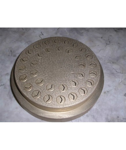 🐚 SMOOTH SHELL PASTA DIE – 10mm Looking to add beautiful conchiglie to your pasta menu ? This refurbished brass die creates perfect 10mm smooth shells – one of the most versatile shapes for catching sauces and ragùs. ✅ Compatible with Dominioni P100 (v.3) and Pastabiz P150 ✅ Brass inserts for authentic texture ✅ 1-year warranty ✅ CE & USDA approved ✅ Ready to ship €255 VAT Why buy from a reseller when you can come straight to the source ? We have the world's largest inventory of pasta dies and 