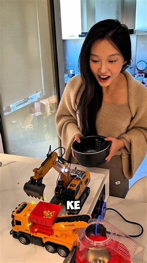 Bantu Istri Pake Alat Berat, Auto Kacau 🤣🚜