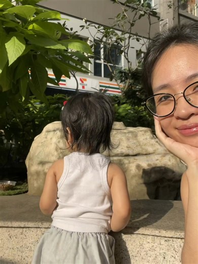 Có ngày hứng lên mẹ nói TA từ sáng tới tối :)) có ngày full tiếng việt. Có bữa vừa việt vừa trung 🤦🏻‍♀️ có một ng mẹ học lỏm thì phải chịu thoai