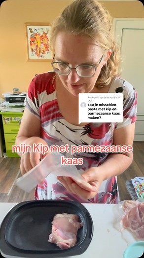 Antwoorden op @𝐈𝐀𝐍 mijn kip met parmezaanse kaas. Leg de kipdijfilet in een ovenschaal. Smeer beide kanten in met een laag tomatensaus. (Ongeveer 300 gram) Bestrooi dit met mozzarella. (Halve bol) En daarna met parmezaanse kaas. (Naar smaak) bestrooi met een laagje paneermeel. Eventueel kun je nog een paar kleine klontjes boter toevoegen. En tomaatjes. Zet in de oven 40 minuten op 200 graden. Voor extra smaak kun je de kip nog beleggen met parmaham! Serveer met een pasta naar keuze! #lekker #