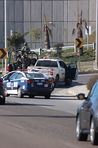 🚨 #E1ENSENADA Intentó evadir a autoridades en El Sauzal y terminó involucrada en una colisión. Durante la intervención se localizó presunta sustancia ilícita. La mujer fue detenida y el caso quedó a disposición de la autoridad. 🚔💥 🎥 Kev tras el lente | Ensenada 1