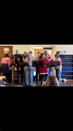 Yesterday members of KADs were proud to sing at a Christmas Charity performance for Kennington Memory Club! The members were an absolute delight, we spotted the trouble makers straight away 😁 it was so lovely to meet you all and hear you singing and clapping along to all of the songs, even chair dancing during those infamous dance breaks! 💃🏼 All be it we had a few technical difficulties and had to A Cappella unexpectedly in Let it Snow our members had a fantastic time performing for you, and 