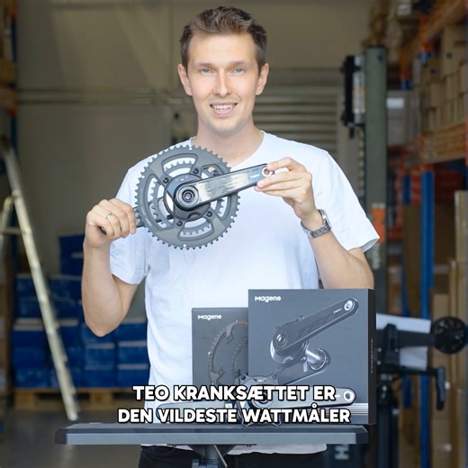 Markedets fedeste wattmåler 🚲⚡ Den første version af Magenes wattmåler kranksæt blev revet væk fra hylderne, og var et af de bedst sælgende produkter på shoppen! Nu er den kommet i en ny og vanvittigt fed TEO udgave i fuld carbon med en vægt og en pris, der ikke burde kunne lade sig gøre 😳 Magene TEO P515 wattmåler 👇 ⚫ Vægt: 425 gram uden klinger / 581 gram med klinger (52/36t) ⚫ Præcision på /- 1% ⚫ Højre/venstre balance og pedaling smoothness ⚫ Batterilevetid på op til 330 timer (genopladel