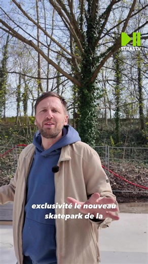 On vous emmène au skatepark de la Citadelle, un projet attendu depuis de nombreuses années. Un projet que la municipalité sortante aurait aimé inaugurer avant les élections… mais ce ne sera finalement pas le cas. Initialement, le skatepark devait s’étendre sur 1 300 mètres carrés. Il en fera finalement 900. Autre changement : son emplacement. Prévu à côté des terrains de basket, il est aujourd’hui isolé, du côté de la rue de Boston. Malgré ces ajustements, les maîtres d’œuvre et les architectes 