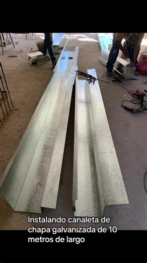 Instalación de Canaletas de Agua en Construcción