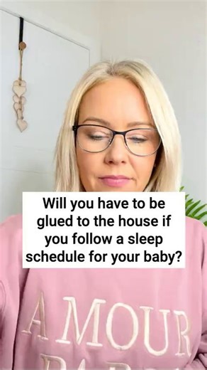 The magic of a predictable day for your little one ✨ One of the best things about having a predictable routine is the freedom it gives you. When you know your baby’s awake and sleep times, you can plan outings with confidence, without stressing about unexpected feeds or naps while you’re out. Morning and afternoon naps are often flexible enough to happen on the go, but we recommend keeping the big lunchtime nap at home in their bed. This helps your baby associate their bed with sleep, supports b