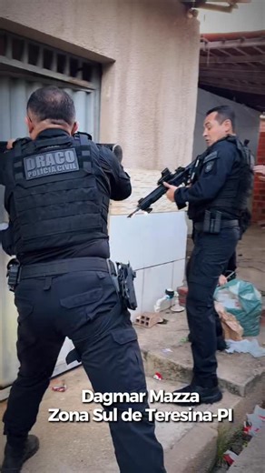 A Secretaria de Segurança, através da Polícia Civil e Polícia Militar, por meio do Draco, no contexto do Pacto da Ordem, cumpriu na manhã desta quarta-feira (07), foi cumprido um mandado de busca e apreensão em um imóvel localizado no bairro Dagmar Mazza, zona Sul de Teresina. A ação resultou em cinco prisões e contou com o apoio do Núcleo de Operações com Cães da FEISP, da Diretoria de Inteligência da SSP e da Diretoria de Inteligência da Polícia Civil. Um dos alvos é investigado e apontado com
