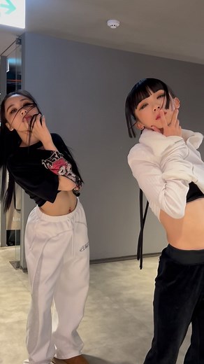 데비 Debby on Instagram: "@xoalsox guilty challenge 🤍🖤"