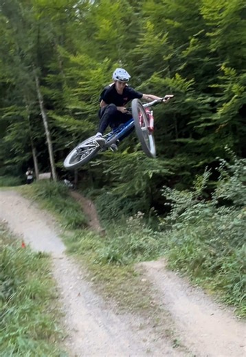 Mastering No-Hand Jumps in Mountain Biking