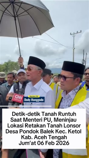 Menteri Pekerjaan Umum (PU) Bapak Dody Hanggodo meninjau lokasi longsor raksasa di Desa Pondok Balik, Kecamatan Ketol, Aceh Tengah. Menindaklanjuti pertemuan Saat di SICC beberapa waktu yang lalu, Menteri PUPR hadir ke kampung pondok balik, kecamatan ketol, Kabupaten Aceh Tengah. Kami bersama Menteri PUPR mengunjungi langsung lubang raksasa (sinkhole) di kampung pondok balik terkait percepatan infrastruktur rekonstruksi jalan dan jembatan yang Kami Usulkan saat di SICC beberapa waktu yang lalu. 