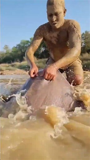 How Amazon River Fishermen Catch Giant Fish 😱 | Amazon Fishing Secrets