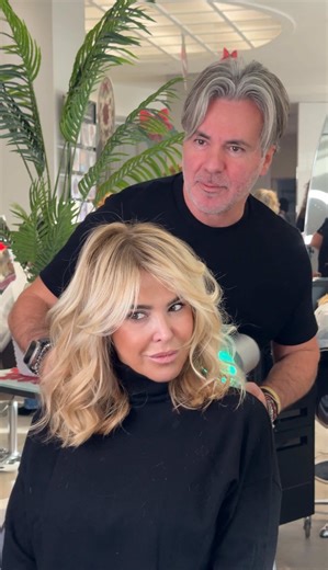 A VOLTE UN TAGLIO NON È SOLO UN TAGLIO. È UN NUOVO INIZIO. E TU? HAI GIÀ SCELTO CHE LOOK AVRÀ IL TUO 2026? Scrivilo nei commenti ✨✂️ Manuela è arrivata con capelli lunghi e un desiderio chiaro: guardare al 2026 con un’immagine nuova, luminosa, sicura. Un LONG BOB deciso, un ULTRA BIONDO che illumina il viso. Un look GIOVANE, DINAMICO, PIENO DI ENERGIA. Nel video la sentirete dire: “Voglio un nuovo look per il mio 2026.” E da lì… le forbici parlano. Hair @vitosatalino_official Using @L’Oréal Prof