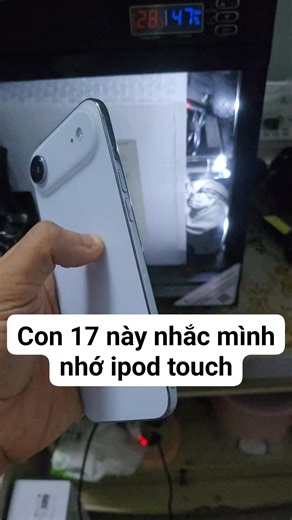 1.8K views | Chiếc iphone 17 air này nhắc mình nhớ tới ipod touch #apple #iphone #ipod | Huy Vũ | Facebook